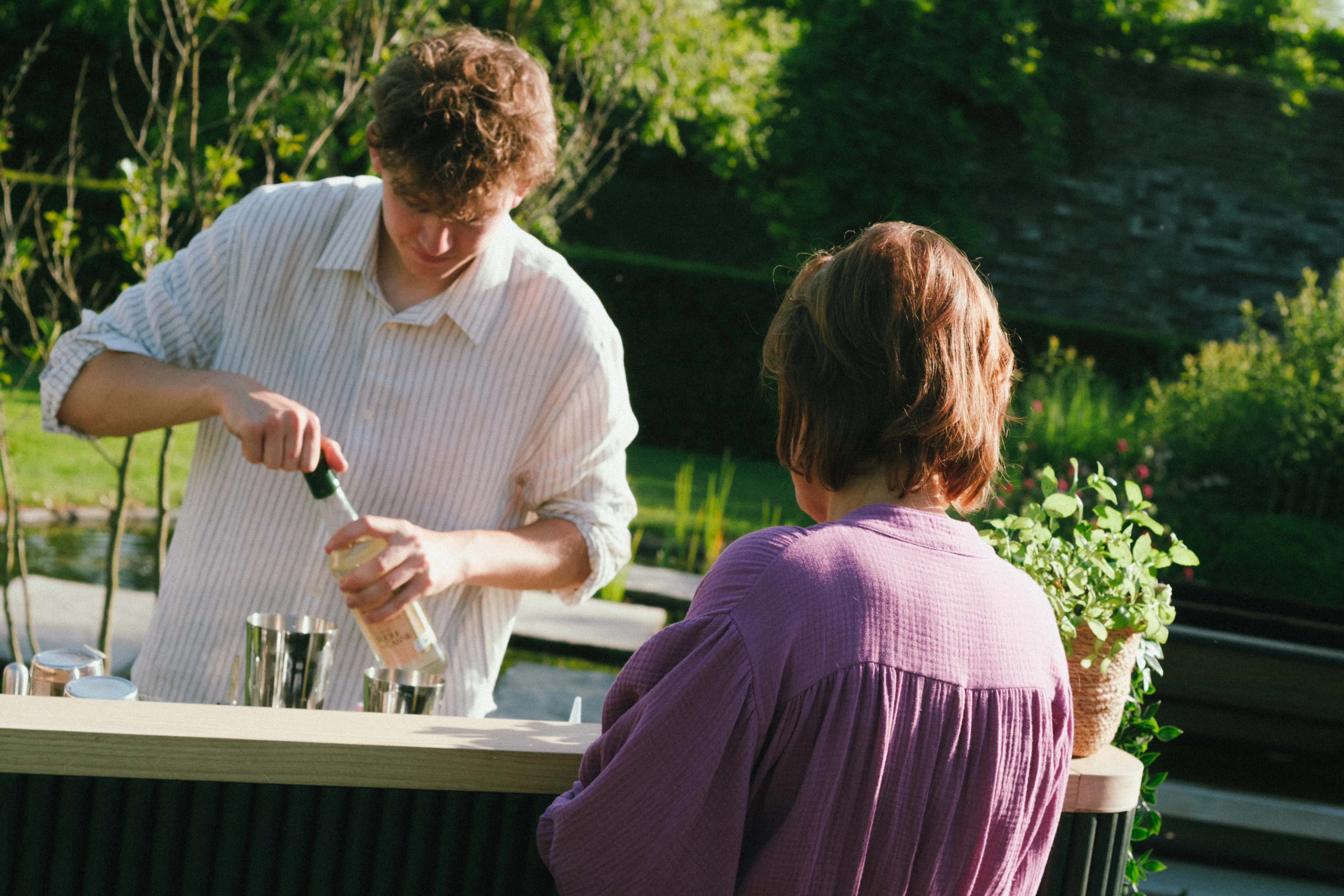 Warre serveert een gast