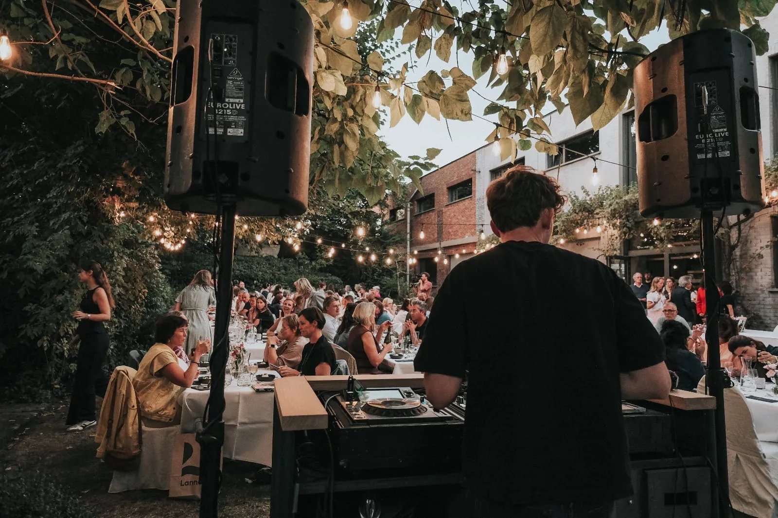 DJ draait voor een volle tuin
